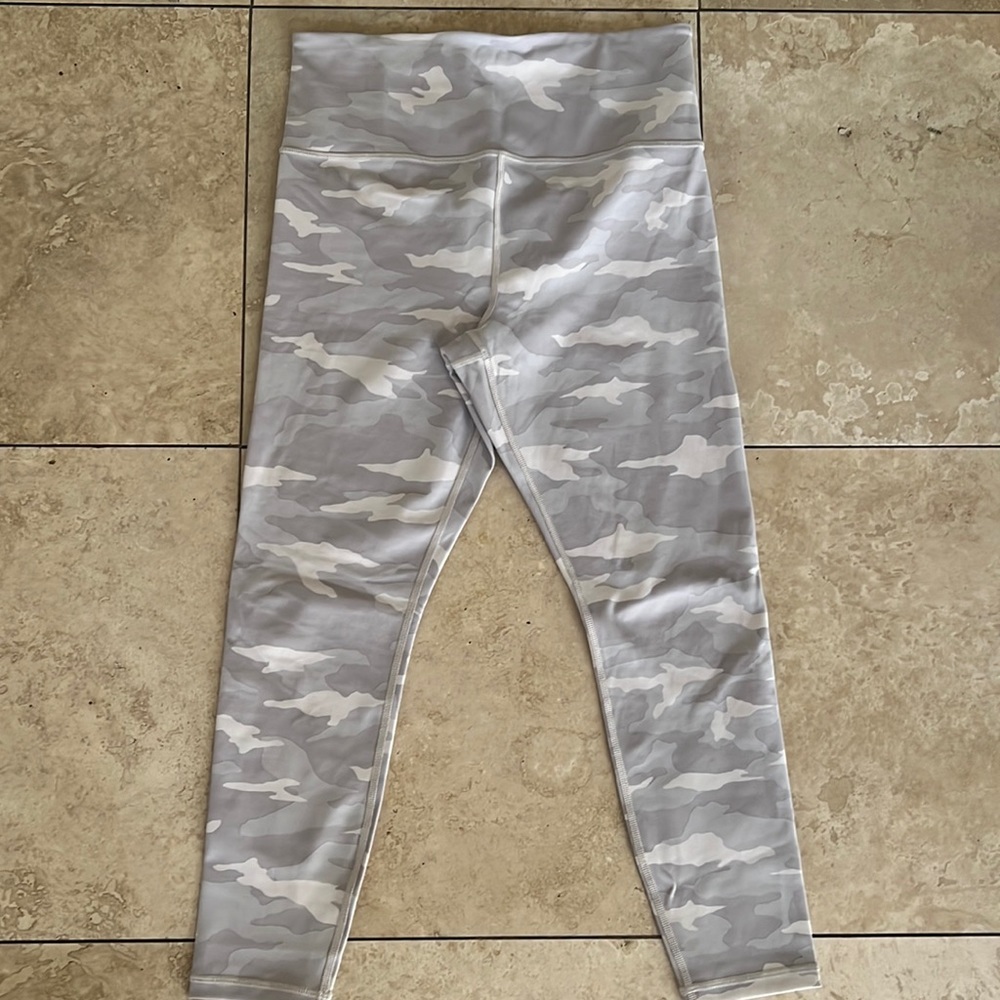 Athleta white camo 7/8 leggings. Size M. Perfect condition. Barely worn.